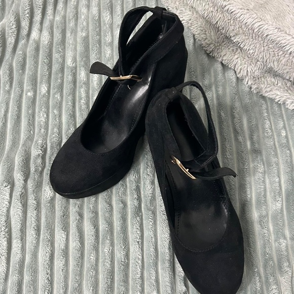 Black Heels With Adjustable Buckle - Picture 2 of 7